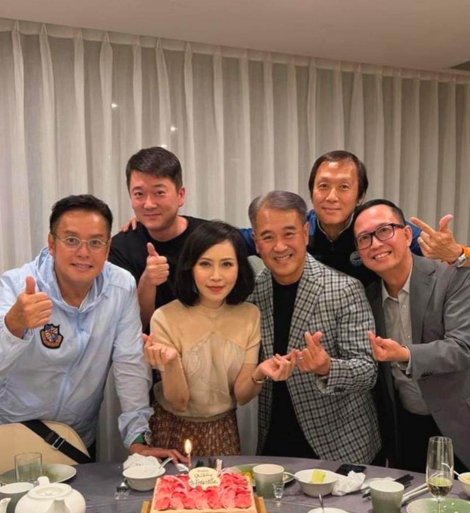 顾纪筠庆祝63岁生日，同框大9岁丈夫站姿优雅，二婚22年仍很恩爱[比心][比心]