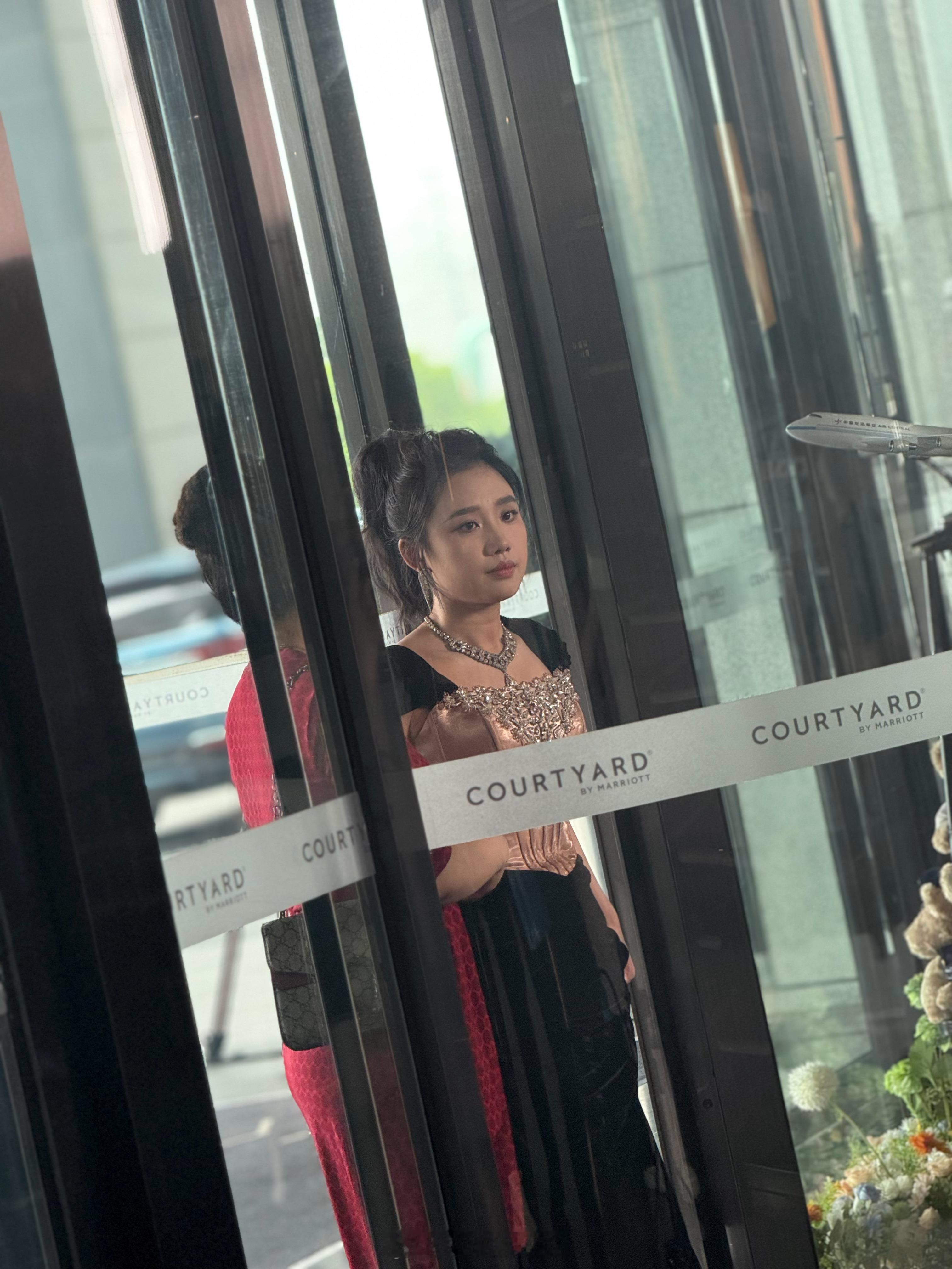 不愧是短剧之乡大郑州，一大早酒店楼下就开始拍短剧了​​​