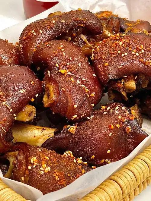 长沙夜宵寻味，四方坪这家老店吃撑了！四方坪朝阳三毛烧烤美食推荐：1、炭烤软