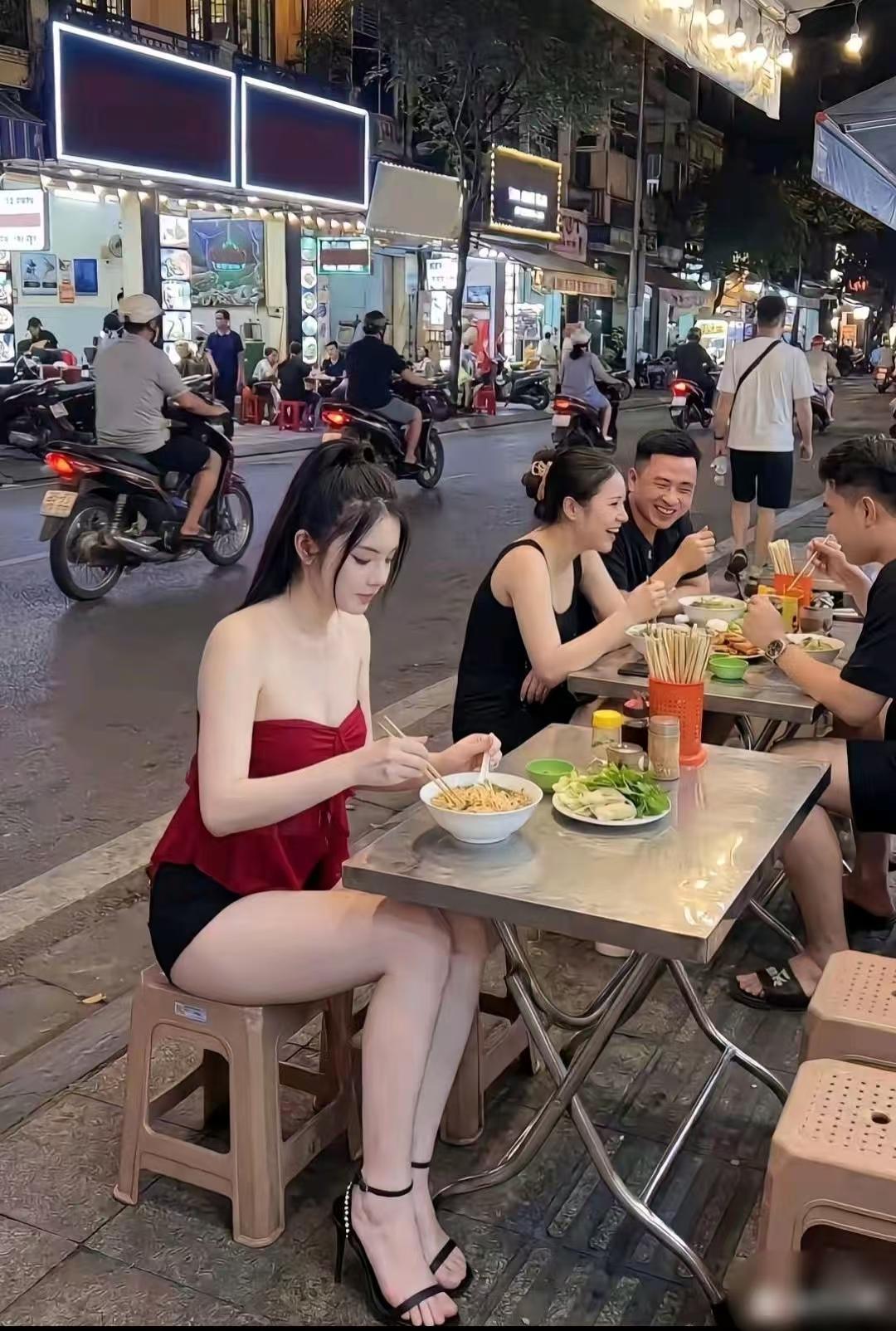 这家店的面肯定很好吃，这么多吃饭真的要气笑了！谁再说“人多的店不好吃”，我直