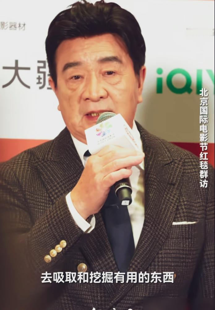 别再说什么岁月不败帅哥了。我告诉你，周里京那张脸，根本不是被时间干掉的。是被