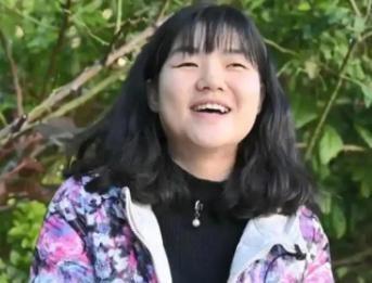 2015年华坪女高开学在即，却急缺数学老师。张桂梅正发愁时，已考上编制的毕业生周