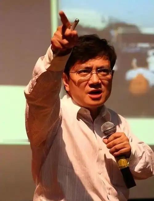 郑强教授曾毫不客气的指出：中国人民还在犯傻，就像喝了迷魂汤！什么科学无国界？真是