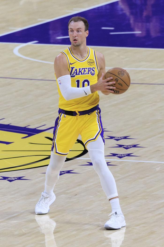 这数据一摆出来，湖人新援肯纳德露脸了！文森特走了，也得现眼！肯纳德本赛季为湖