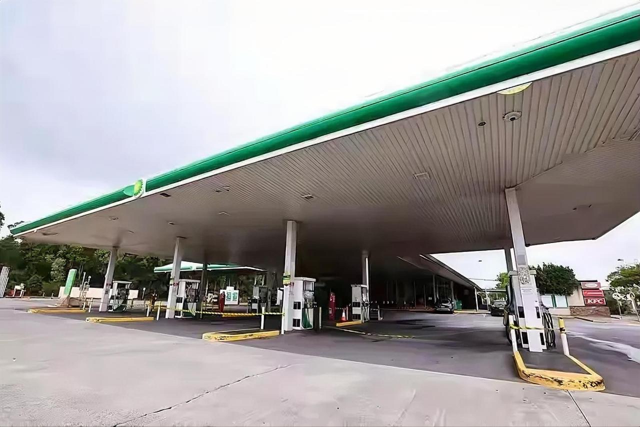没想到，澳大利亚大批加油站已无油可加！当地时间4月6日，澳大利亚能源部长克里