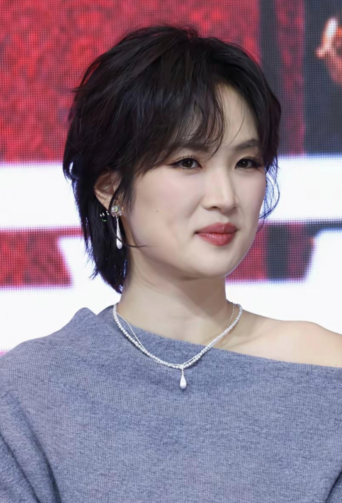 姚安娜越来越搞不懂她了不缺钱，不缺名气，长得也不错，关键是她爸爸还支持她追逐梦