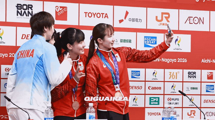 女孩子的友谊太美好了亚运会女单比赛落幕后，颁奖典礼结束的发布会充满了欢声笑语。