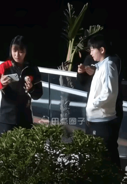 佳佳来了，莎莎的笑从心底荡漾开来！佳佳之于莎莎，莎莎之于佳佳，是不是亲姐妹胜似