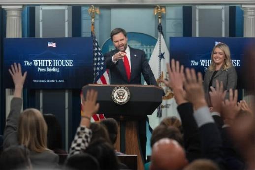 特朗普还没表态，美国保守派投票先爆出大冷门。这场模拟投票是3月28日，在美国