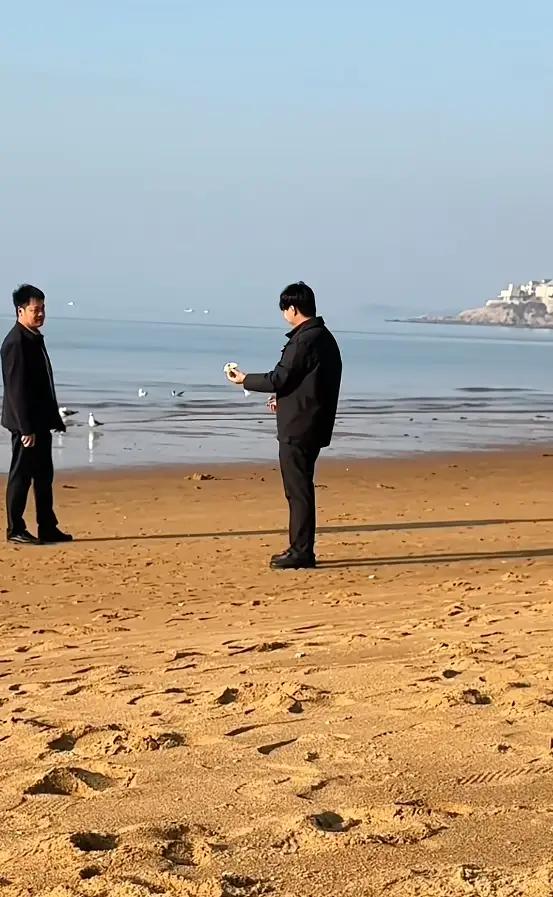 “这波操作，笑哭我了！”山东威海的这位大哥，简直是沙滩上的“隐藏版宝藏收割机”！