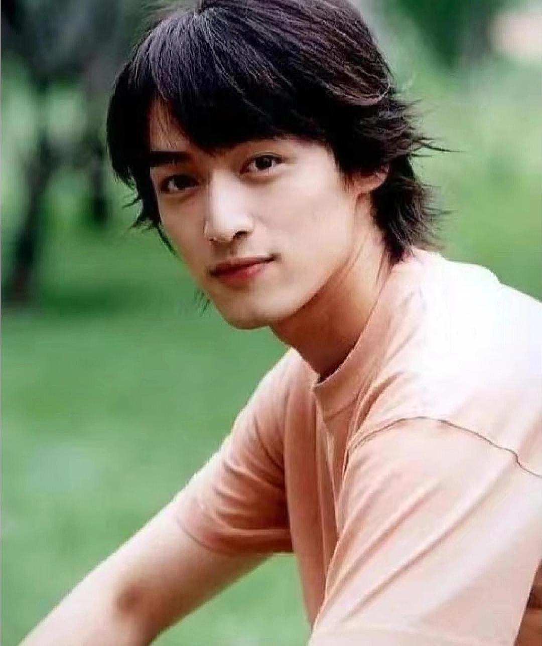 胡歌高中旧照杀疯了！这颜值根本没长过！青涩感直接拉满眉眼干净得像画里走出来