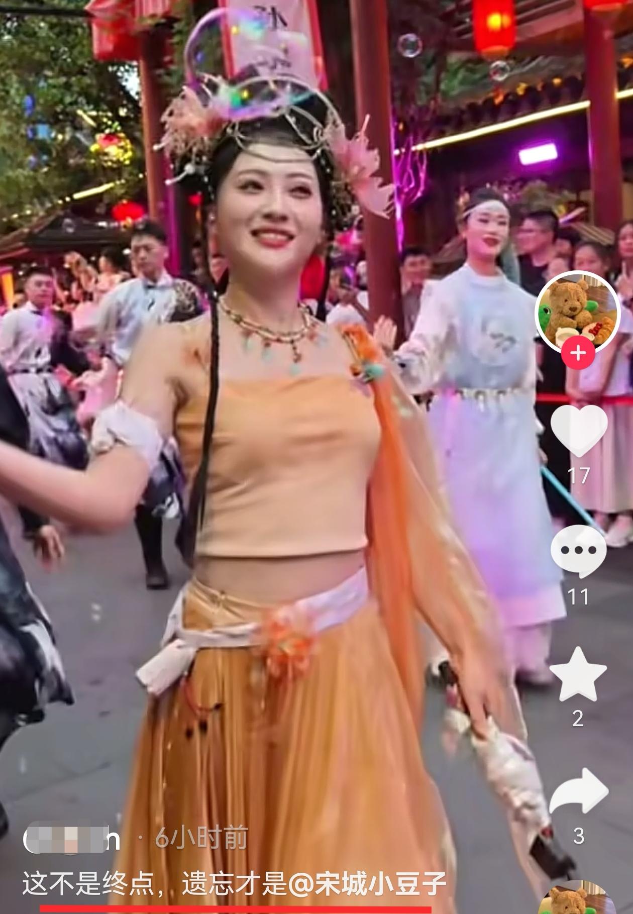 杭州宋城美女演员小豆子去世了，还不到30岁，6月26日出殡的，此前直播头疼下播，