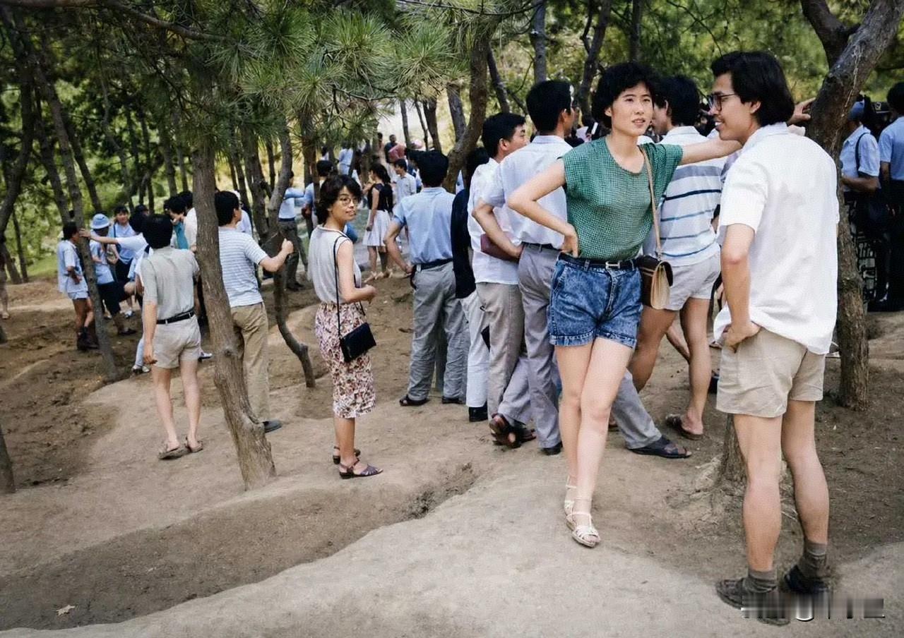 41年前，著名的北京公园英语角，大家节假日休息时间去练英语，那时地上没有草坪公园