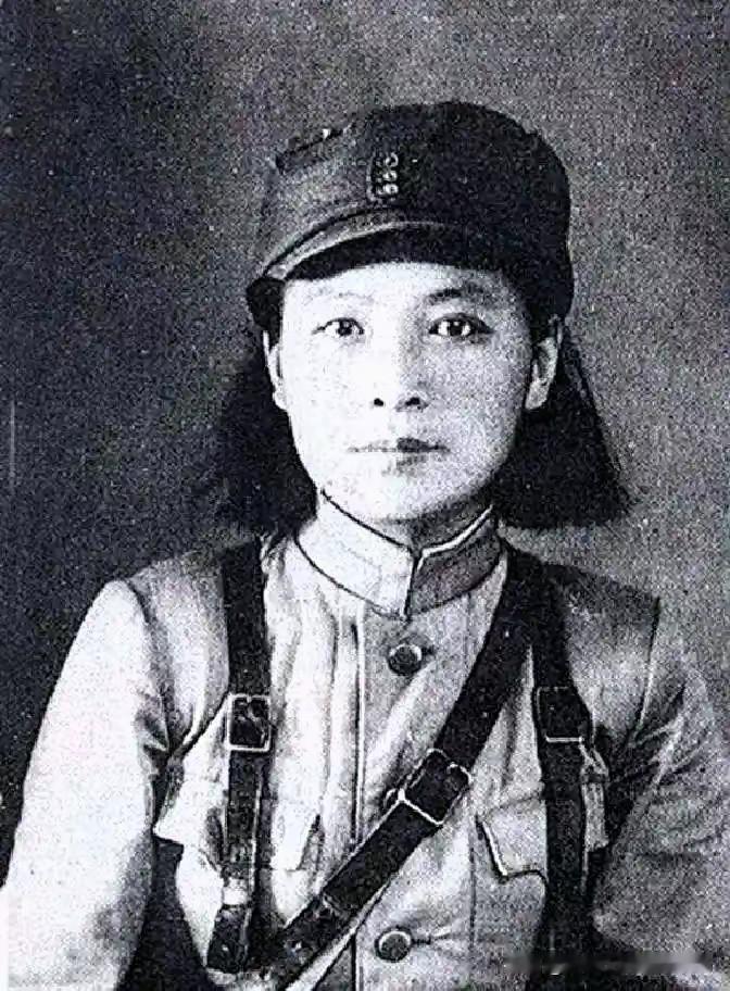 1949年8月的北平，中南海怀仁堂内喜气洋洋，新中国人民政府即将组建。毛泽东把墨