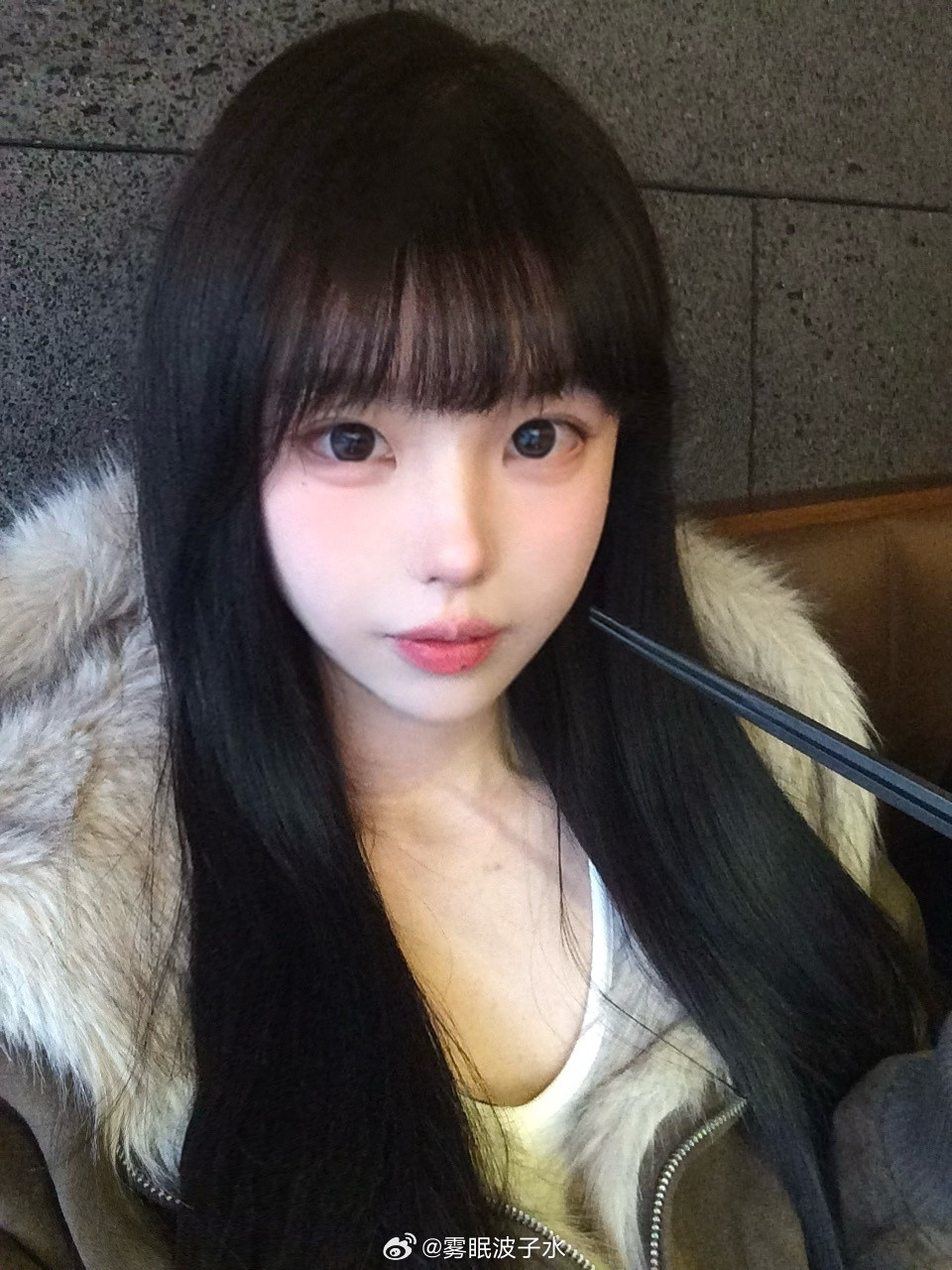 (๑-⩊-)𐂐吃吃