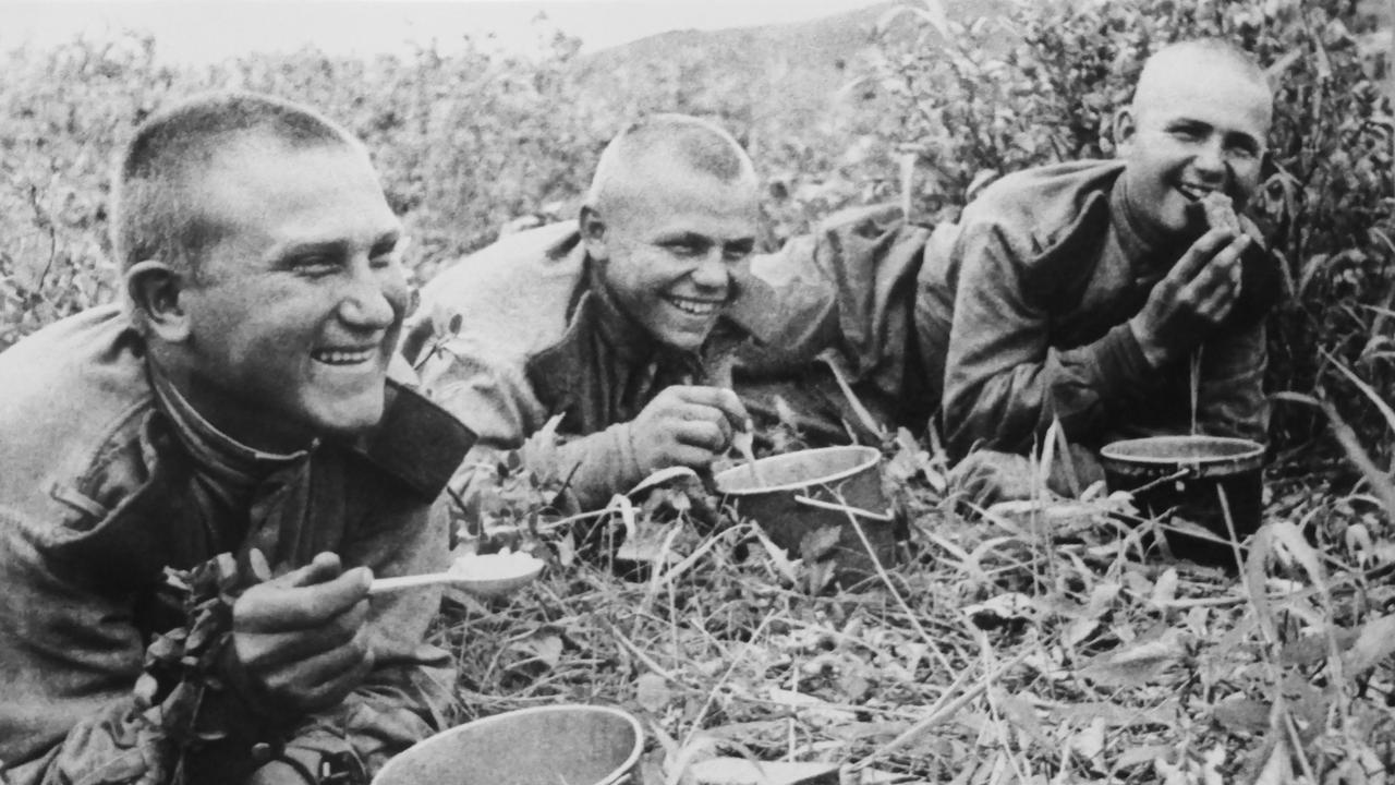 1945年，满洲。苏军第159步兵师的战士们正在吃午饭。看上去饭菜很朴素——黑面