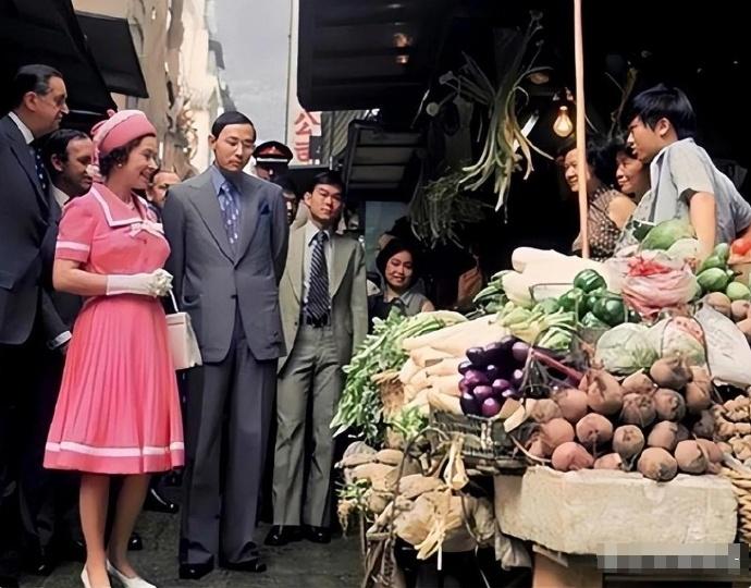100多年前，香港被英国占领时，据说当时原住民只有2000多人，大多都是渔民。若