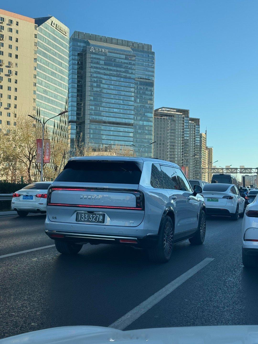 使馆车牌的极氪9X，继续感慨，只要不挂绿牌，车子颜值瞬间提升一大截。新能源汽车