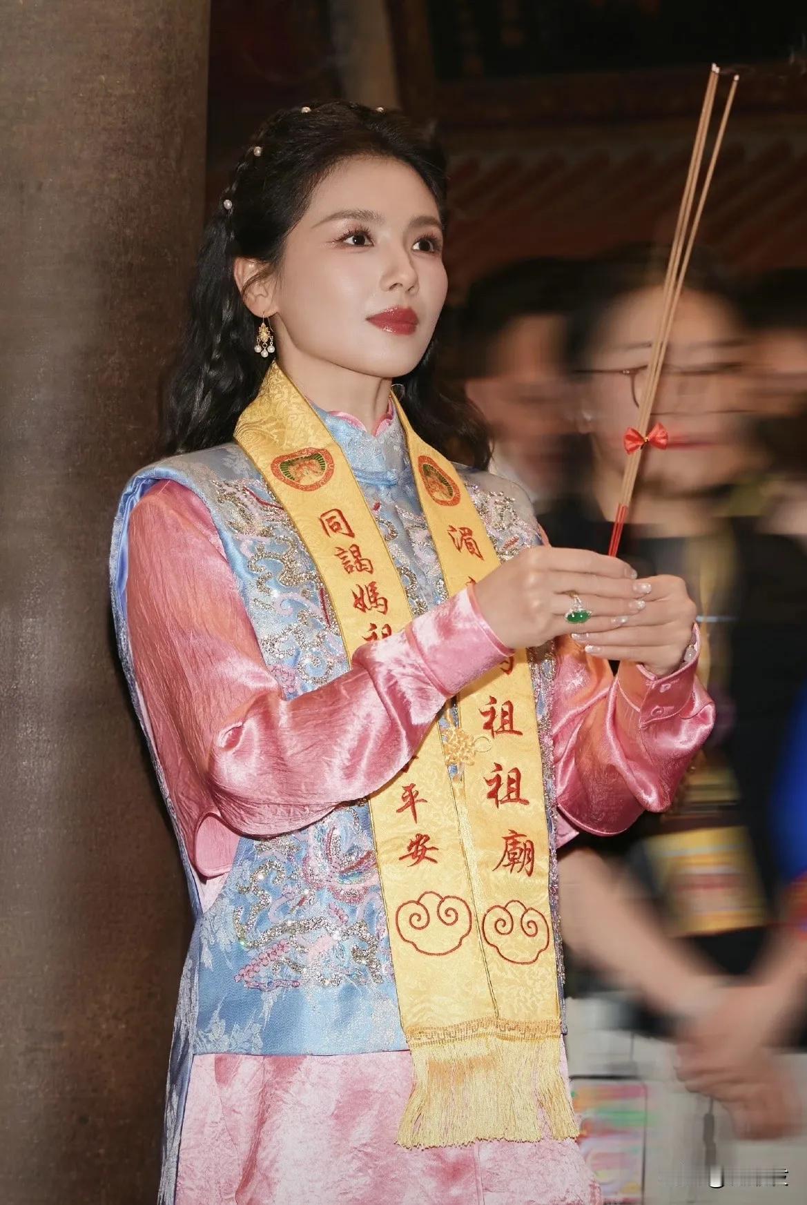 刘涛这个人，你不能细看，因为你越仔细看，越会觉得她这个人的长相太有神性了！