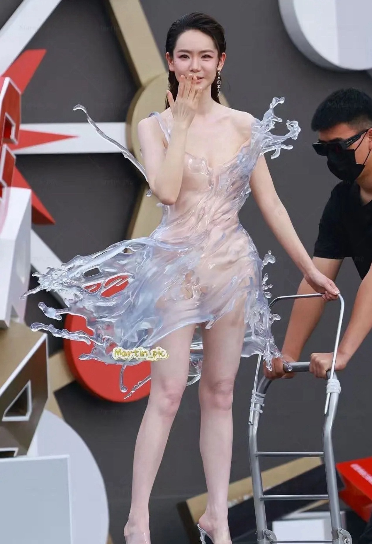 戚薇这条3d打印裙只适合拍照，现场太灾难了​​​