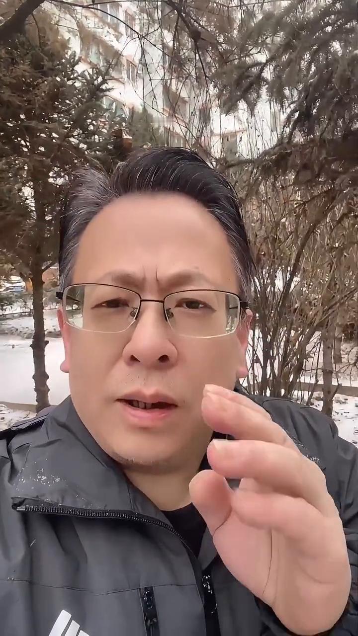 折磨你的从来不是任何人的情绪，而是你心存幻想，期待世间万物都在治愈，唯独你不肯放