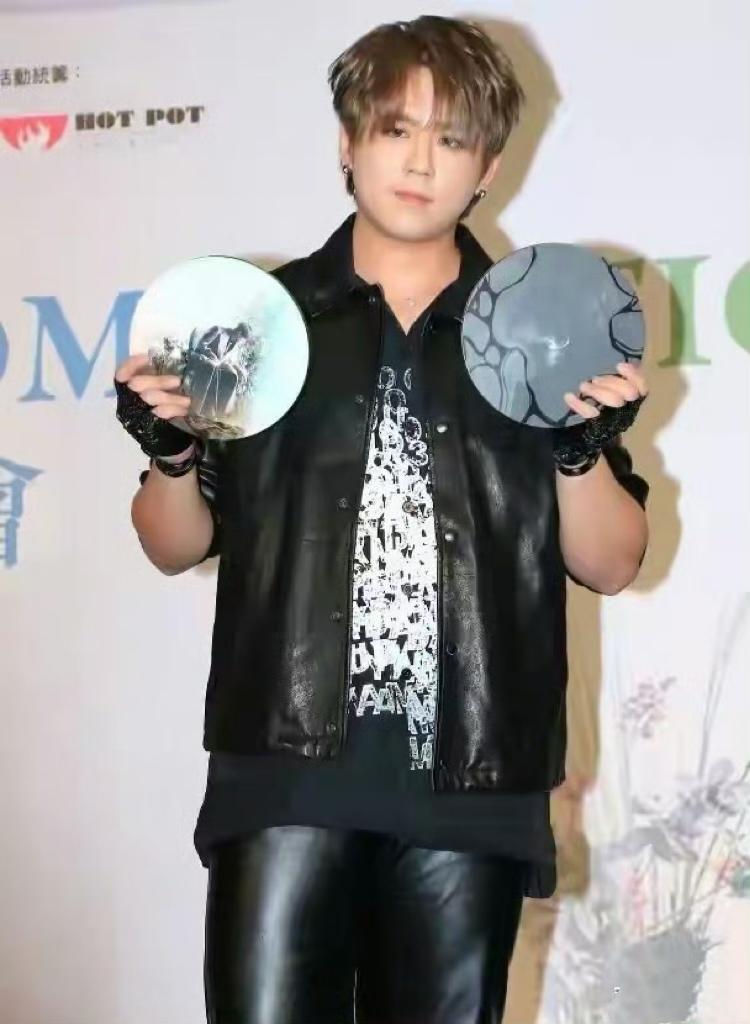 过了个年，香港顶流好不容易减掉的一点膘又长回来了。