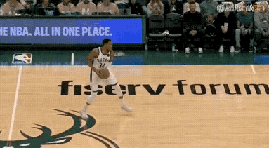 字母哥这球走步？字母哥致敬偶像詹姆斯！连上篮的步伐都是一样的，虽然看起来像走步，