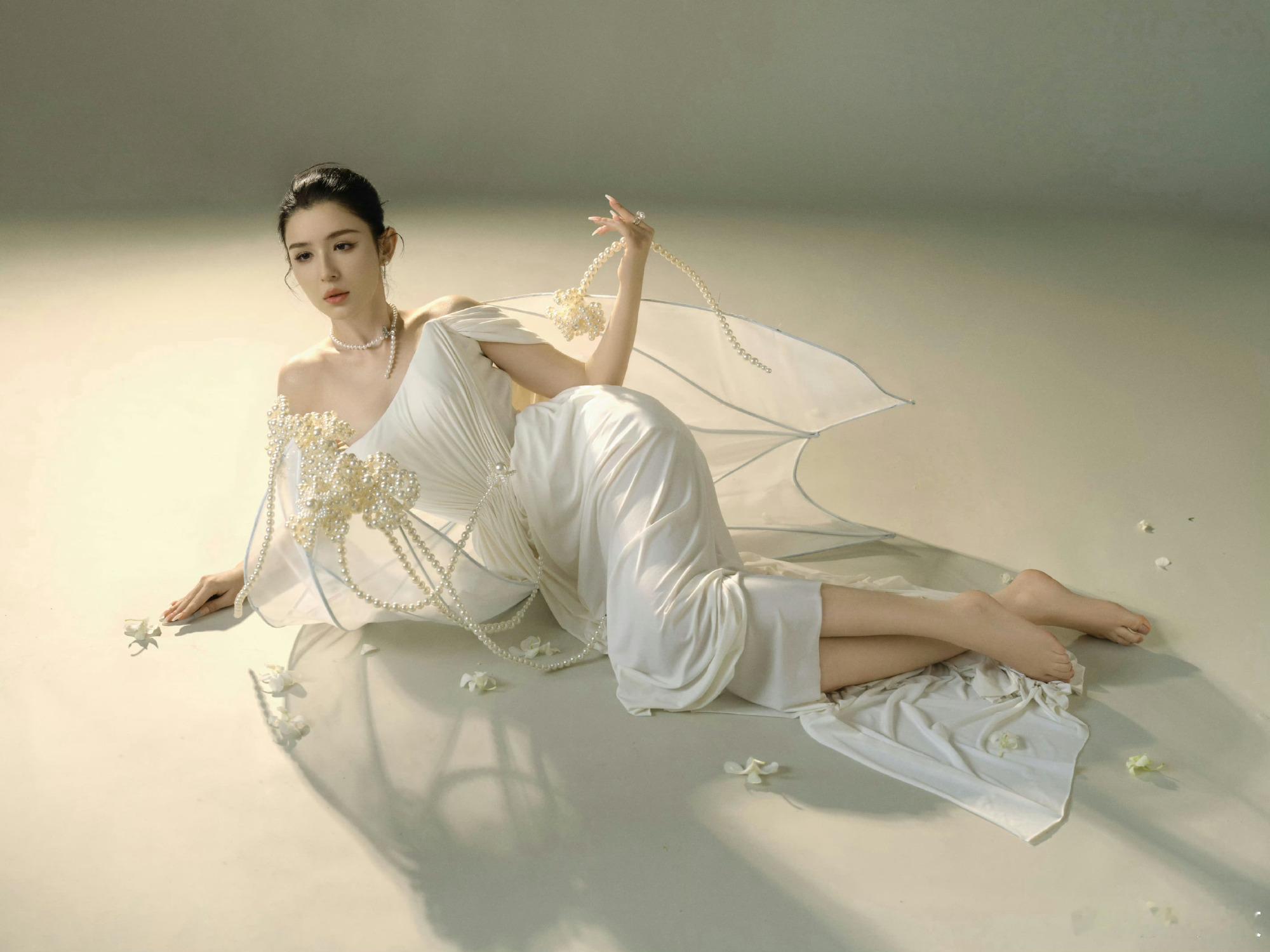 哈妮克孜，一组好看的光脚丫美腿裙装穿搭。哈妮克孜