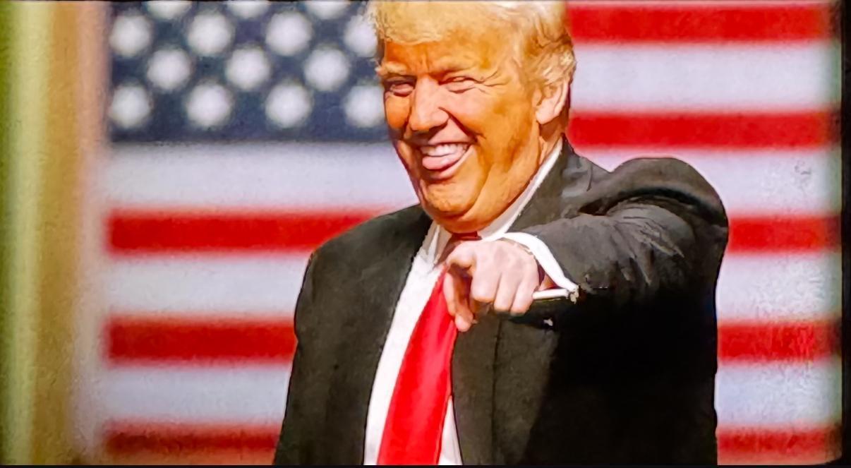 特朗普怎么折腾，其实都绕不开一个事实。美国总统四年一届，这是制度写死的，不会因