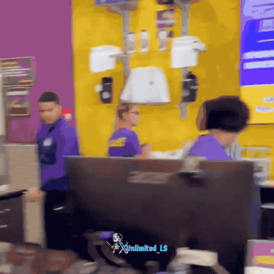 美国女性黑人暴打男店员：上来就是一个电炮，堪比女版泰森。近日一名35岁黑人女子基