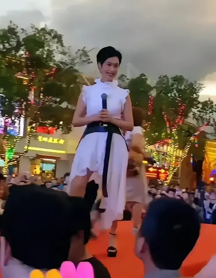 好歹也是大明星，她现在这么缺钱了吗？什么活都接了