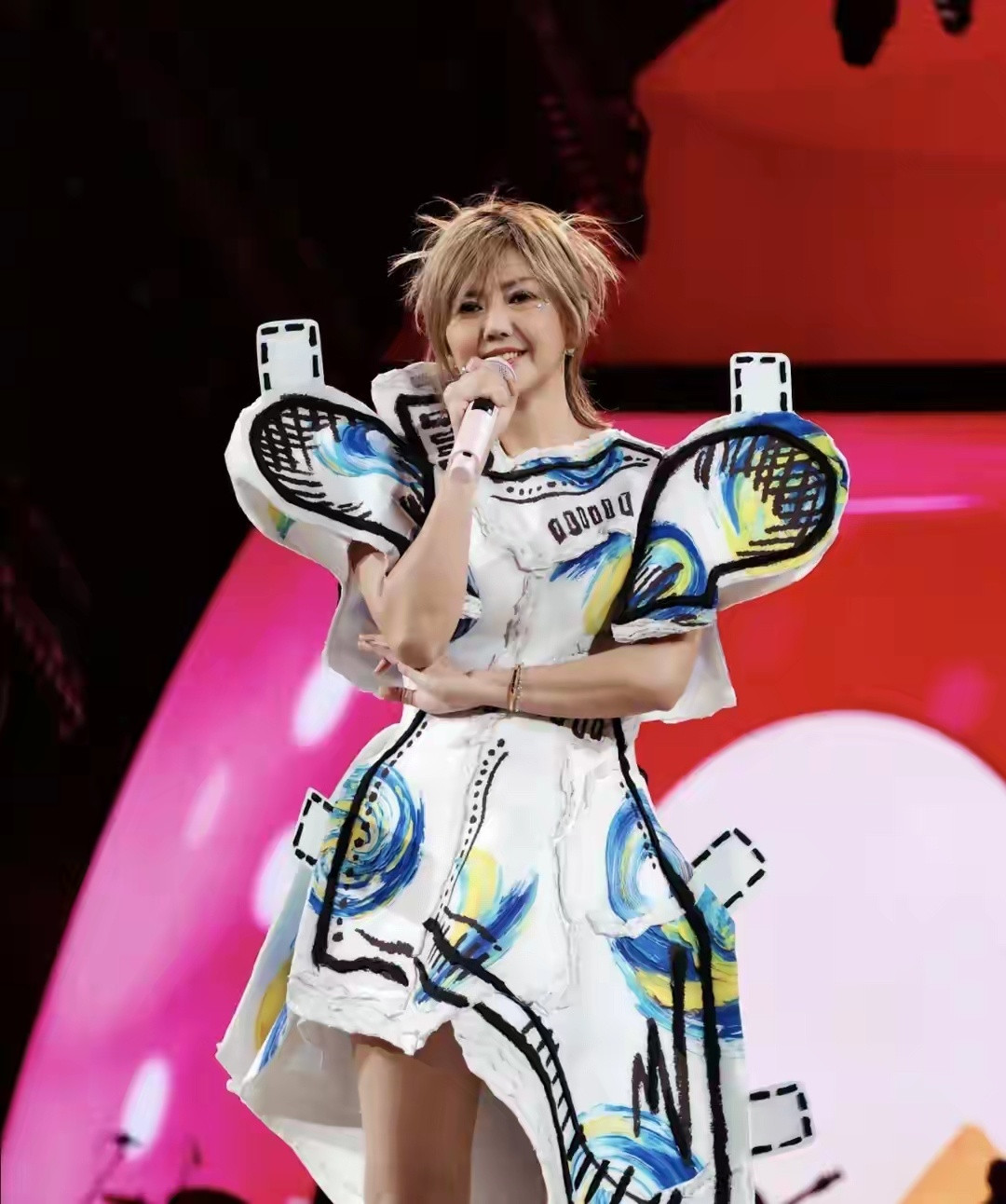 孙燕姿演唱会造型被吐槽从海胆头到流苏裙，每套都显胖又违和，和唱功反差太大。