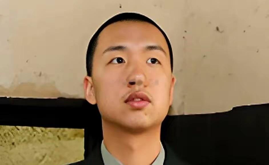 毛东东在国防科大食堂排队打饭，有人觉得他顶着先辈光环肯定搞特殊，结果人家老老实实