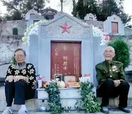 泪目了！2022年，两位老人感觉去日无多，趁有生之年千里迢迢来到儿子的墓前，他们