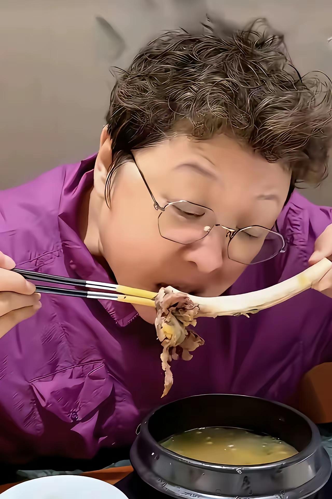 韩大姐用餐的画面被拍了下来，不知是自拍、还是自己专业摄像师拍摄？她说她吃素，