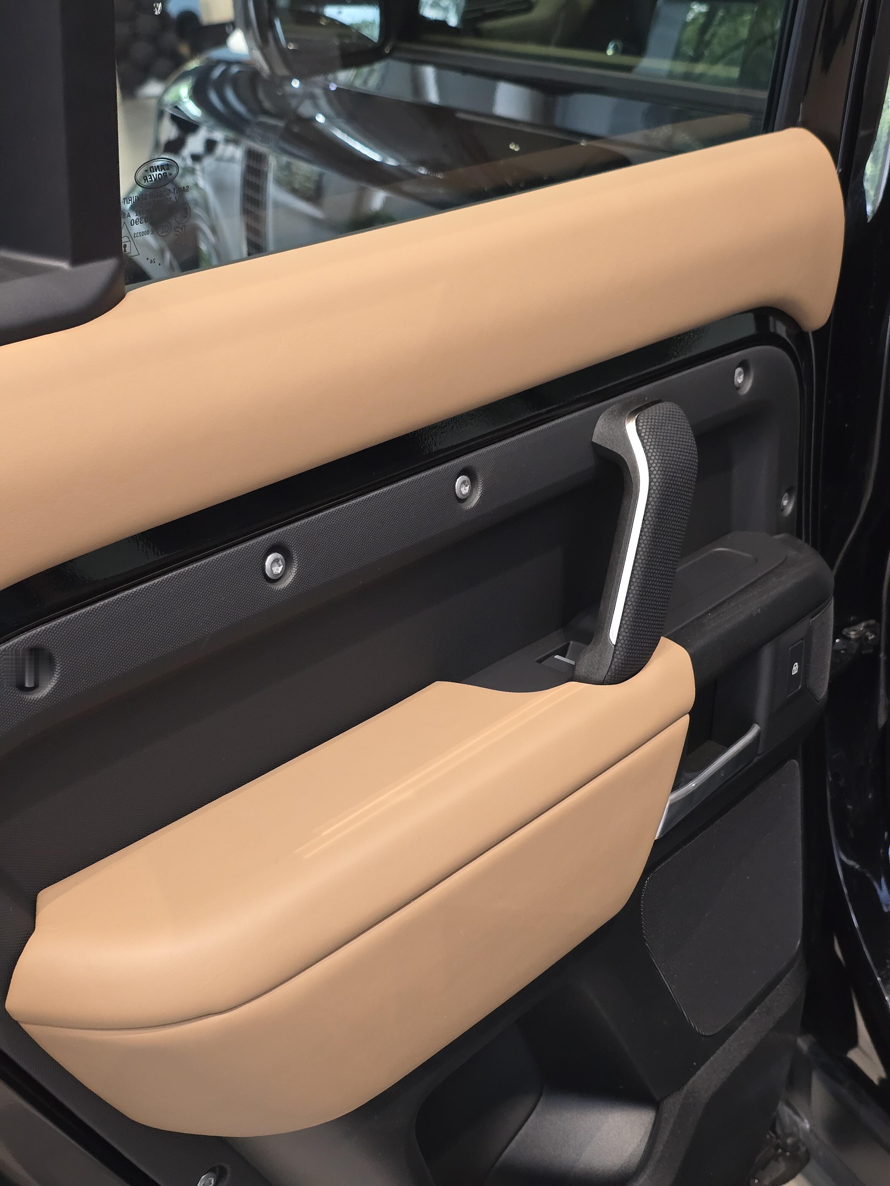 性价比拉满的一台路虎卫士11025款暗黑特别版黑外棕内指导价93.8万全款裸车