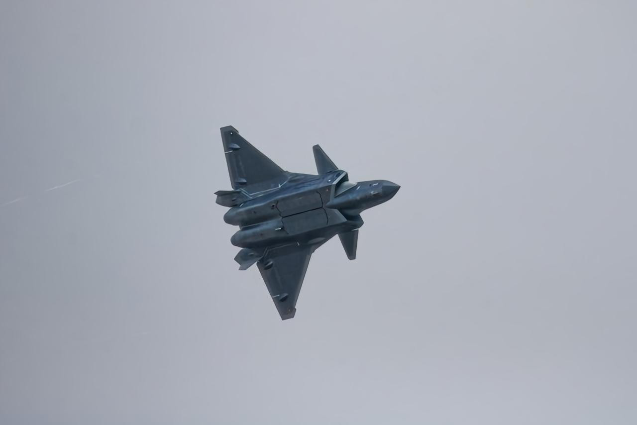 英国媒体一则报道惊到不少军迷，称歼20系列战机年产量可达120架，加上歼35，我