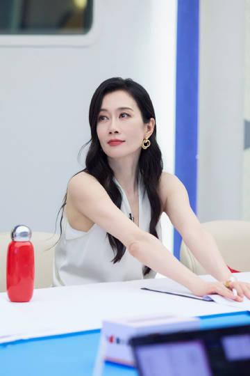 温峥嵘怕是不知道曾沛慈也是拿过金钟女配角奖的优秀的演员吧？温峥嵘在后台化妆间碰