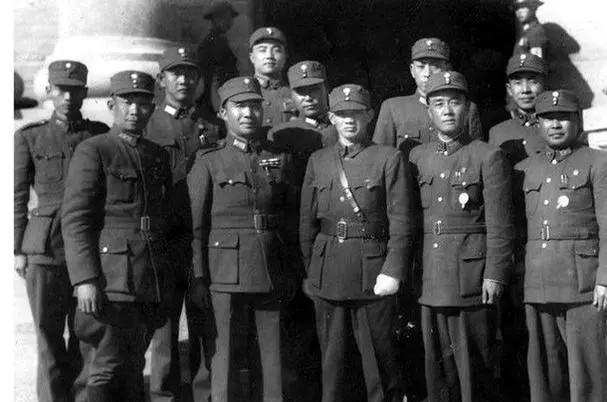 1937年11月底，在淞沪会战中伤亡惨重的74军，残部由军长俞济时、师长王耀武、