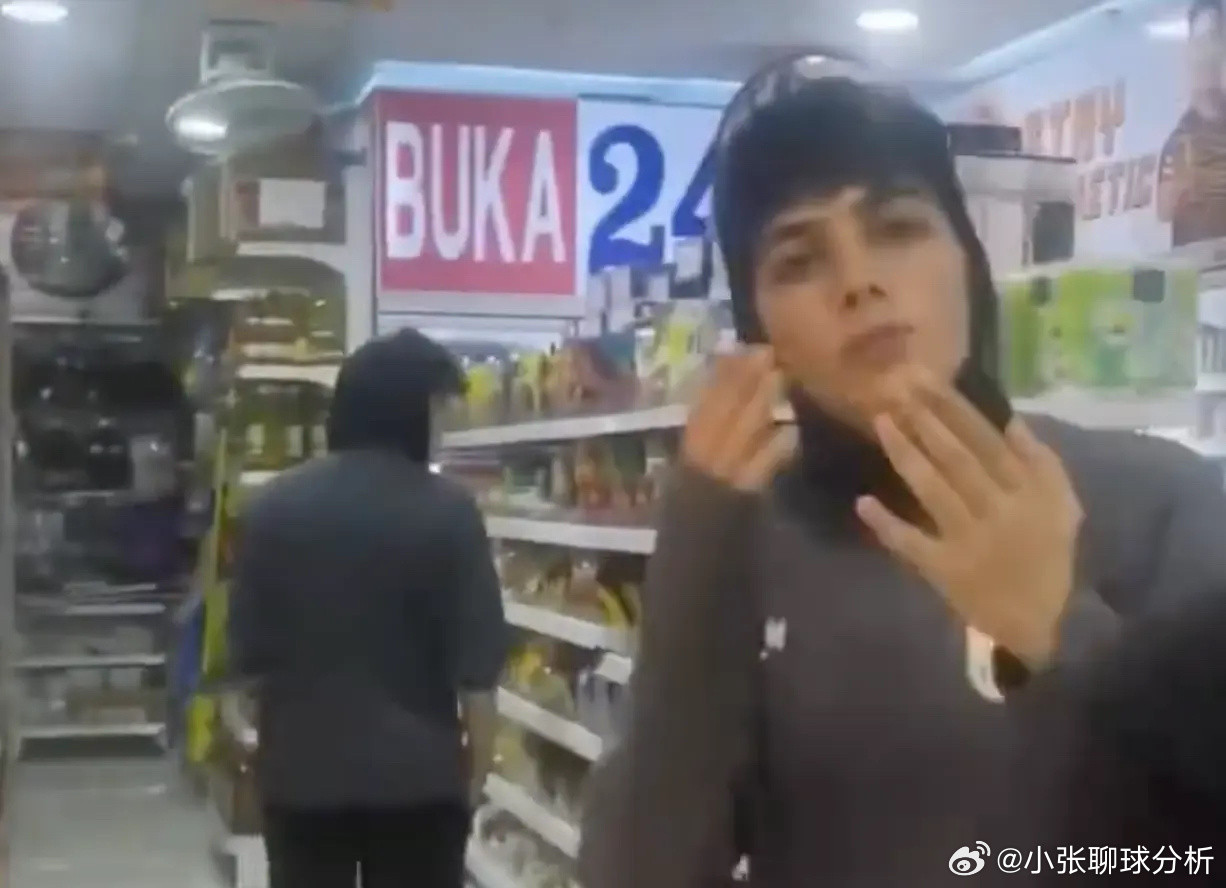 伊朗女足球员逛超市被拍！掏出手机辟谣：我们很自由也想回祖国近期，伊朗女足球员的