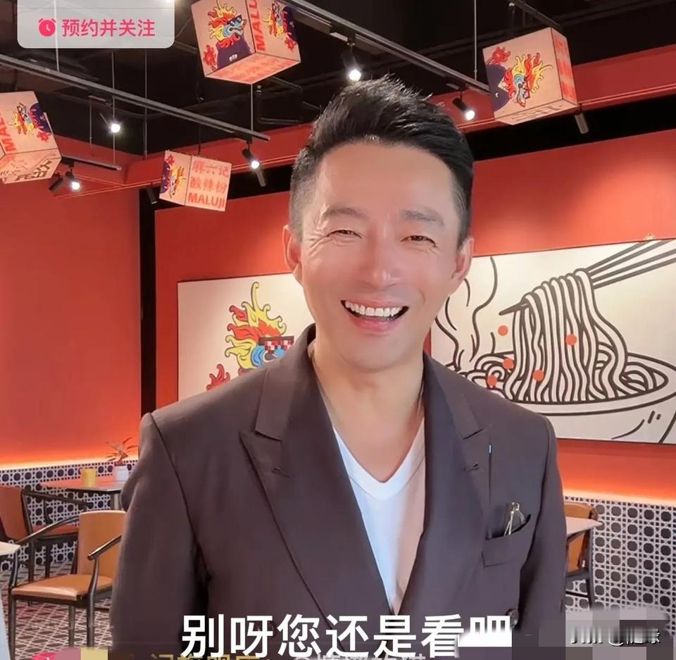 太搞笑了！汪小菲认怂[捂脸哭]张兰粉丝:哎，不看你直播吧又想看，看吧又怕看到你怼