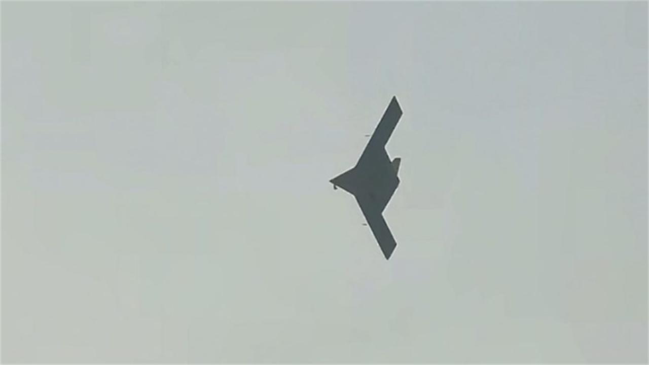 又有“隐形哨兵”试飞！未来或部署四川舰，突防能力不容小觑最近，一架巨型CH-