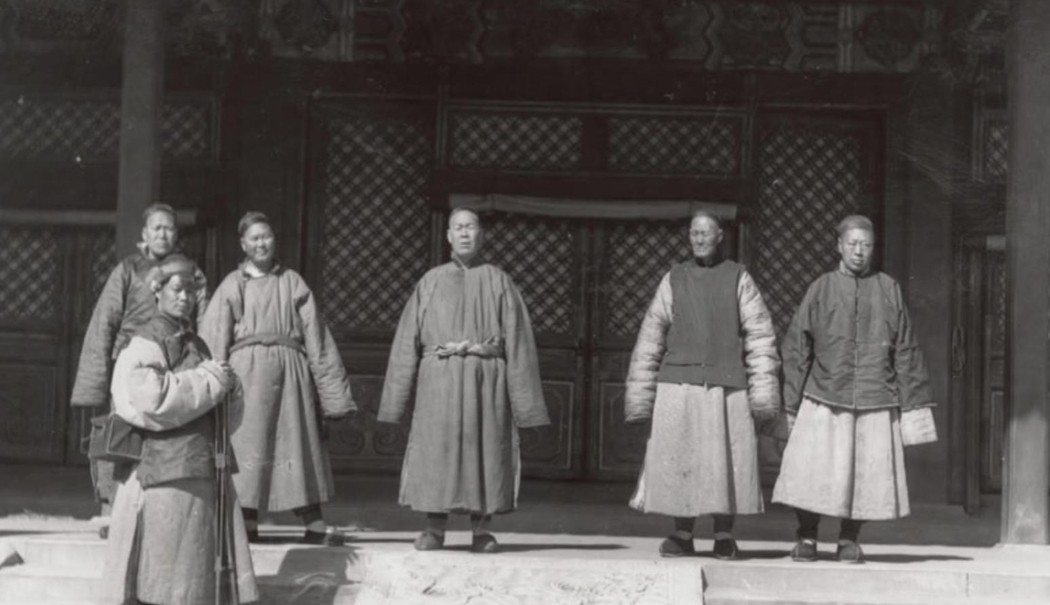 1926年，一位画家在北京定居，想要找一个看门人。一个晚清老太监主动上门，提出：