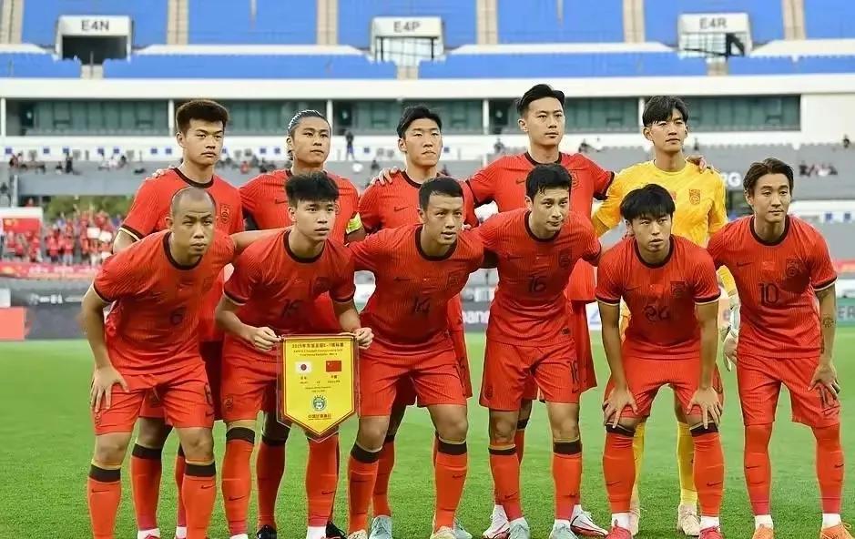 0-2落后国足竟然不着急进攻！国足经典名场面画面出现，我是服了：1.国足0-2