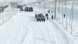 这是中国人民解放军西北某边防哨所的战士冒着零下二十多度的严寒，赤着上身在冰天雪地