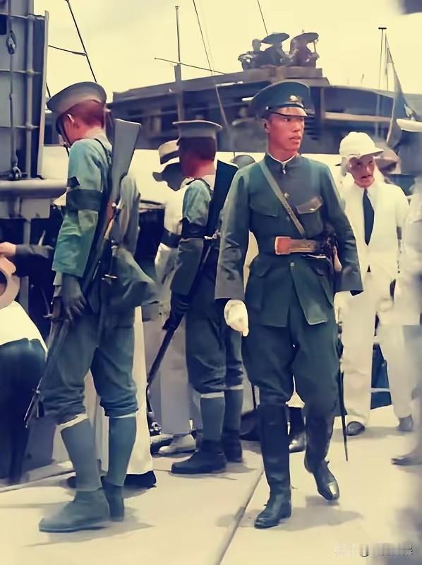 有人说正对着镜头的这个人，是北伐时的老蒋，不过用我的视角来看的话，99%不是他，