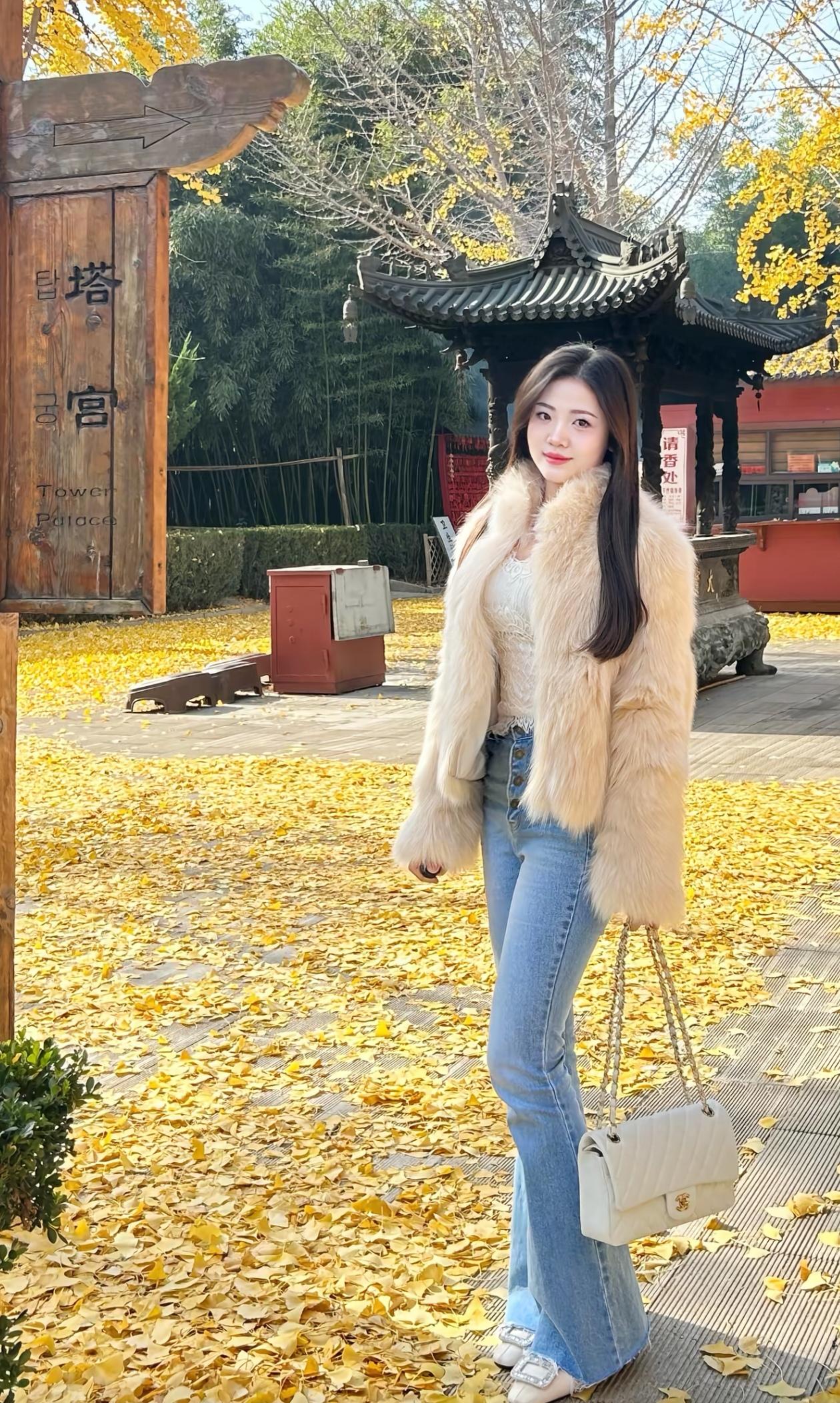 秋日暖阳下的塔宫，落叶铺满小径，少女漫步其中，美不胜收。