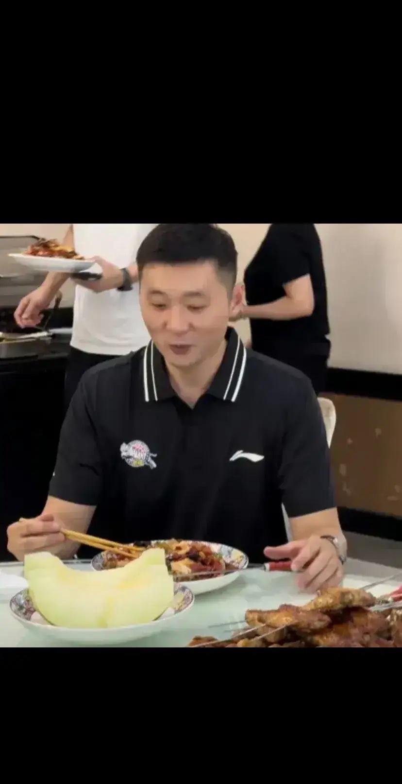 刘炜，新疆飞虎男篮的这口饭不好吃吧！新疆飞虎男篮的主教练刘炜