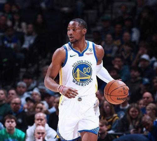 巴特勒始终相信“胜利能治愈一切”。所以他一直在督促库明加养成赢球习惯——防守时