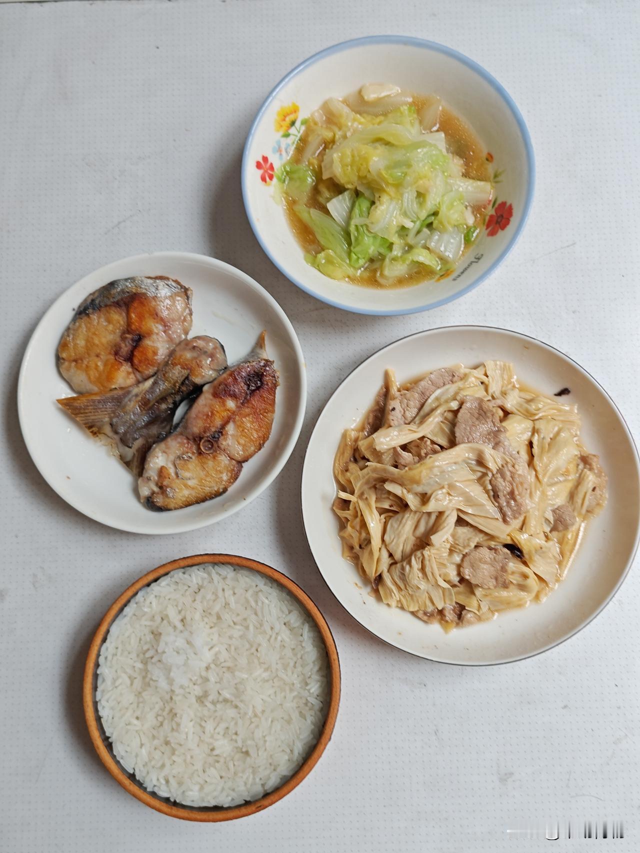 午饭，干煎马鲛鱼8，瘦肉炒腐竹3，炒白菜1，米饭0.5，食材合计12.5元。马鲛
